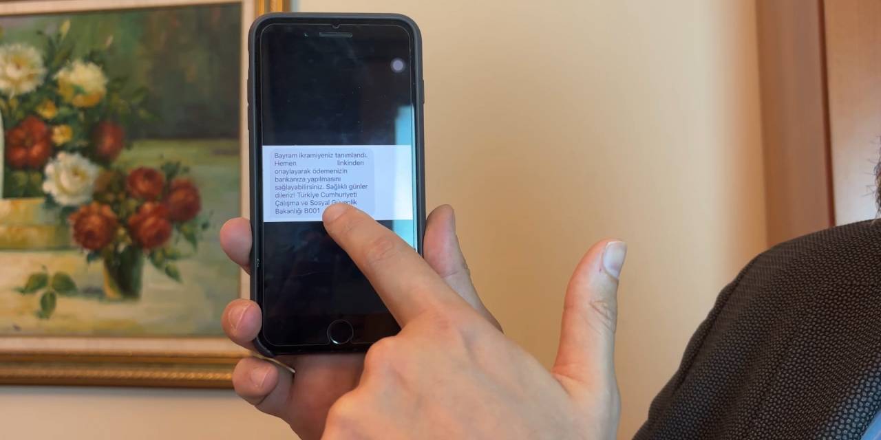 O SMS'lere tıklamayın! Emekliye verilecek 4 bin liranın peşine düştüler