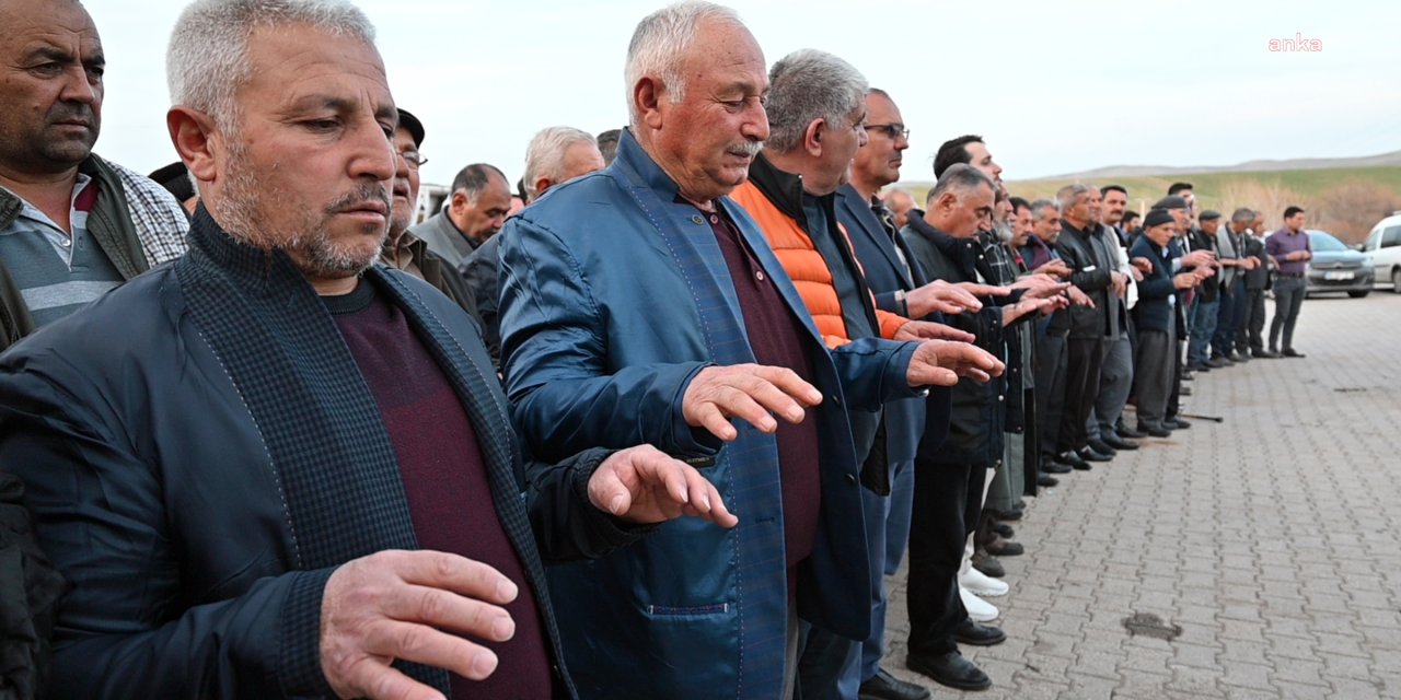 Yozgat’ta çiftçiler giysilerini ters giyerek ellerini toprağa çevirdi!