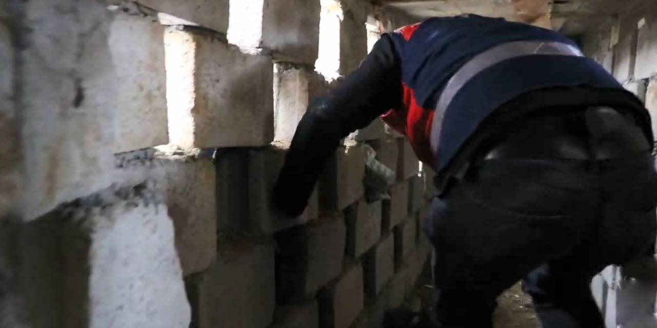 Jandarma baskın yaptı: 4 yıldır aranan şüpheli gizli tünelde çıktı