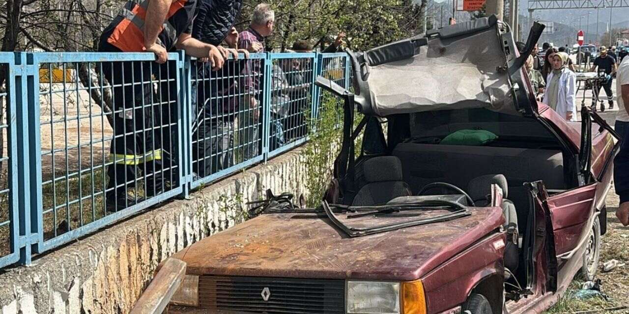 Otomobil reklam panosuna çarptı: Birçok insan yaralandı