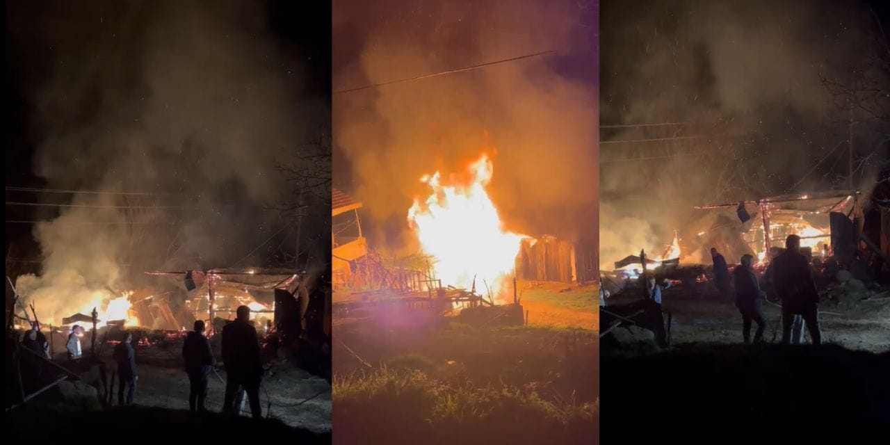 Gece çıkan yangın köylüyü sokağa döktü: İki yapı kül oldu