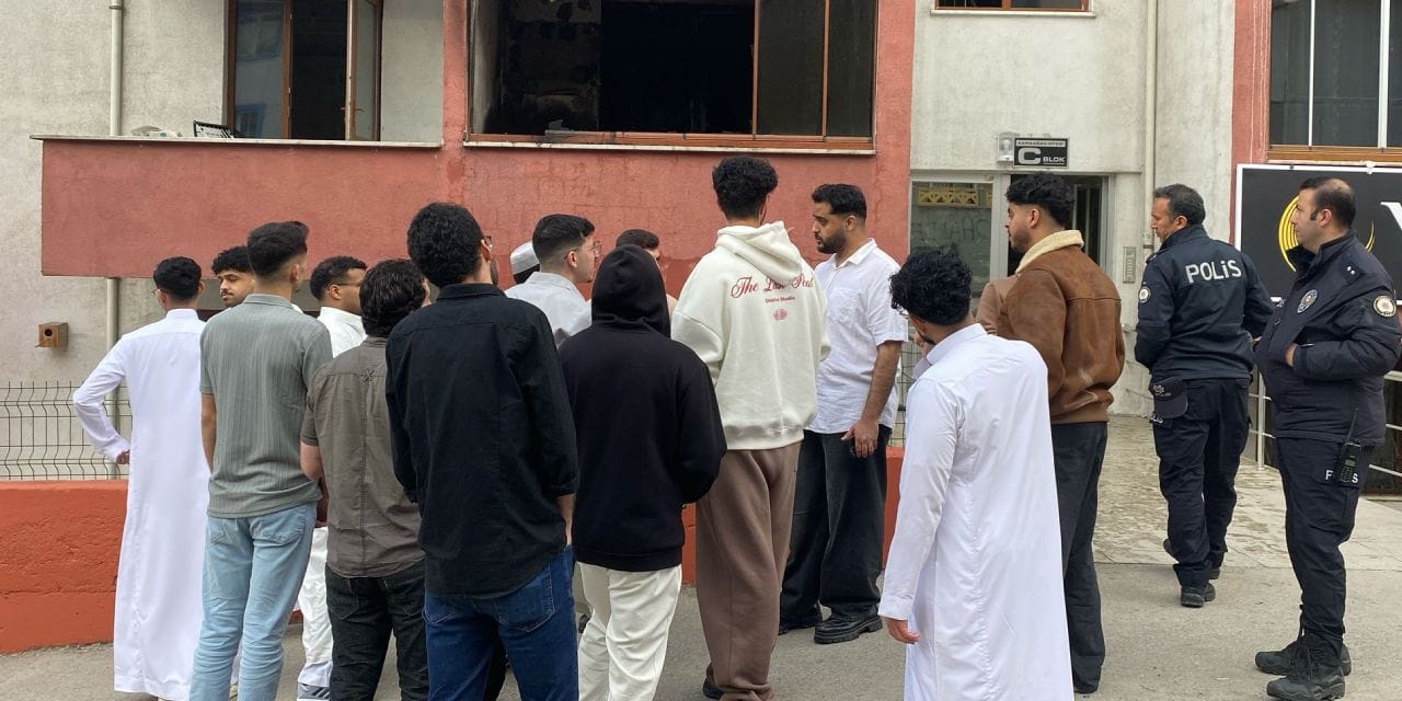 Namaza giden yabancı uyruklu öğrencilerin evinde yangın çıktı
