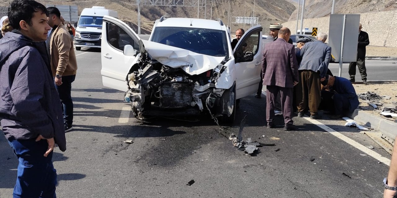 Hakkari'de iki aracın çarpıştığı kazada 8 kişi yaralandı