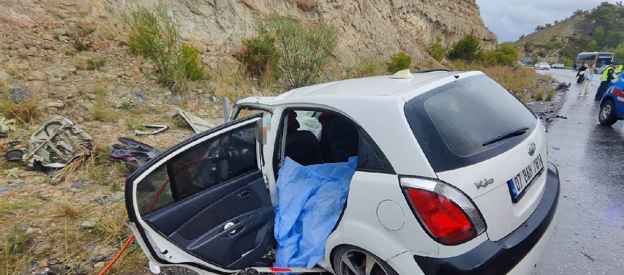 Yolcu otobüsüyle otomobil çarpıştı: 2 ölü, 4 yaralı