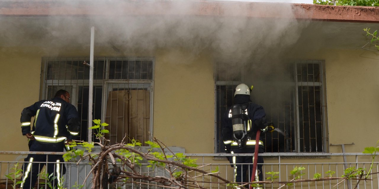 Babasına kızdı evi yaktı