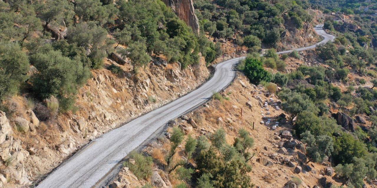 Devrilen otomobilde 2'si çocuk 7 kişi yaralandı