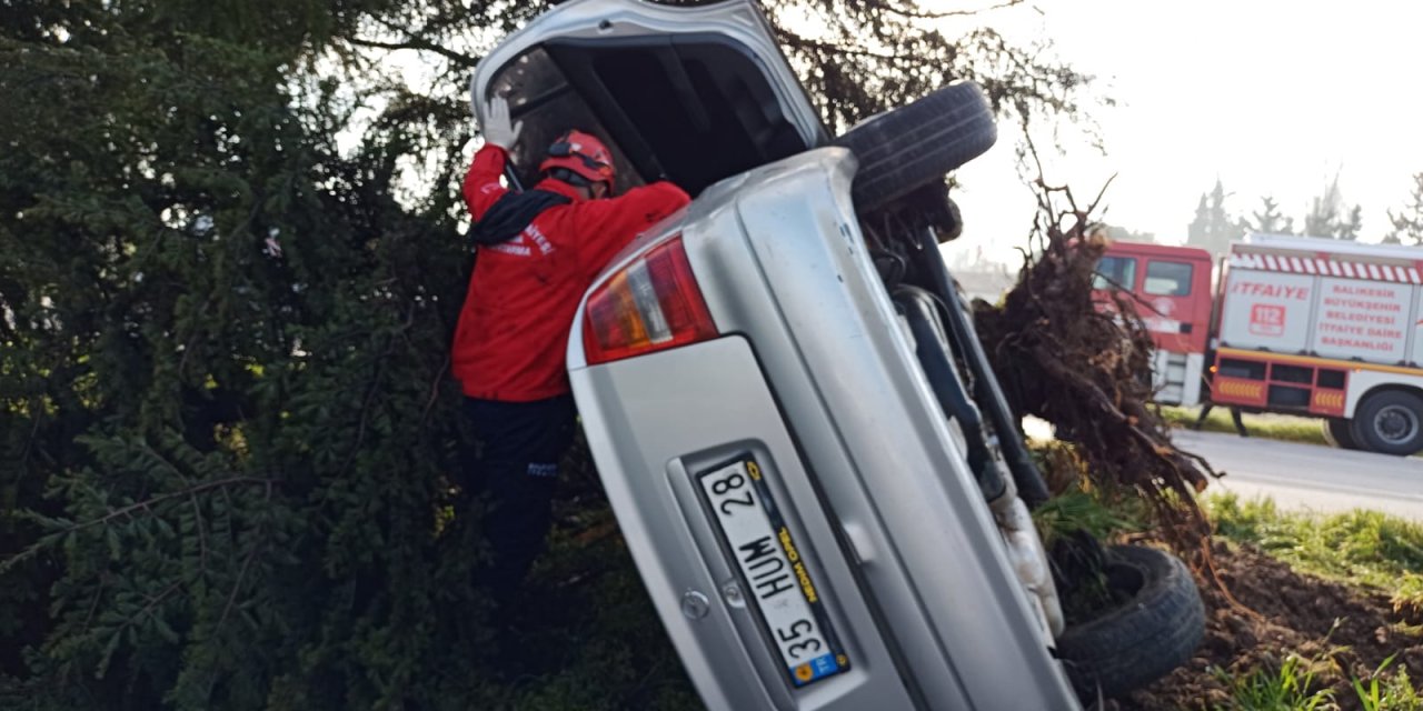 Balıkesir'de refüje çarpan otomobildeki 5 kişi yaralandı