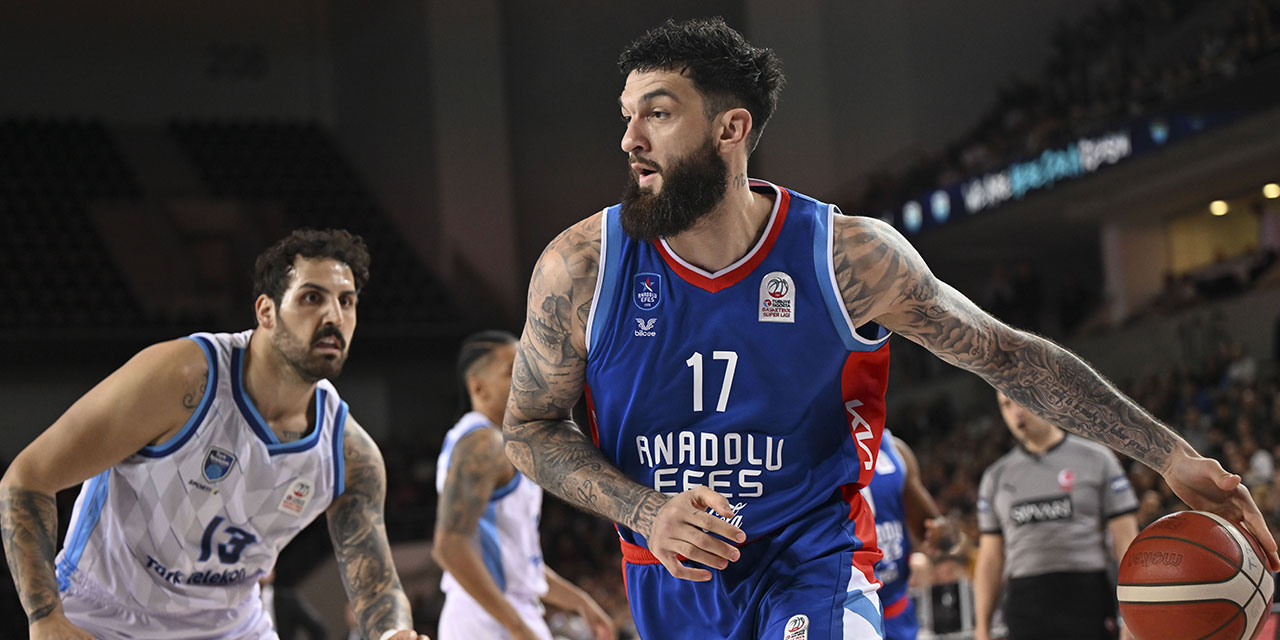 Anadolu Efes Türk Telekom'u devirdi