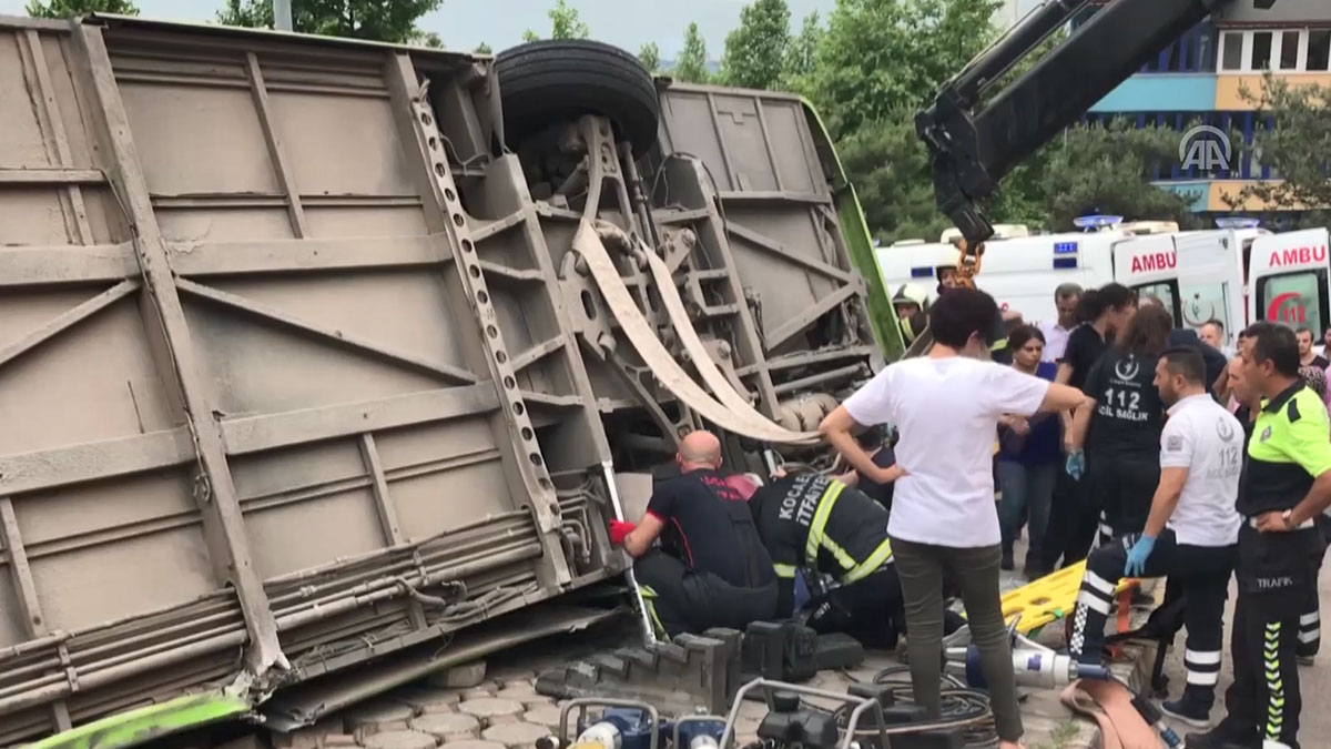İzmit'te halk otobüsü devrildi: Yaralılar var