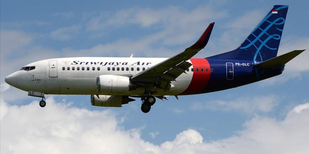 Okyanus üzerinde panik dolu anlar! Bir yolcu uçak kapısını açmaya çalıştı