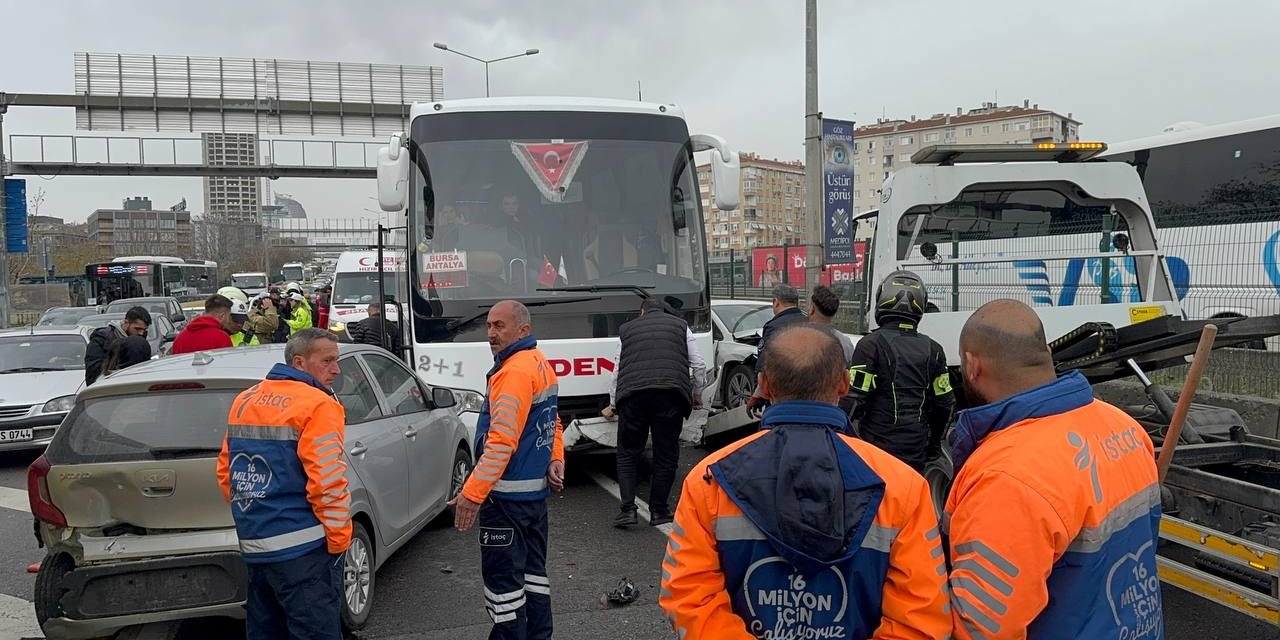 Üsküdar'da 1 otobüs ve 2 otomobil birbirine girdi