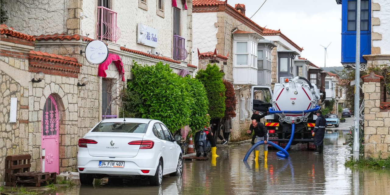 İzmir'de sokaklar göle döndü