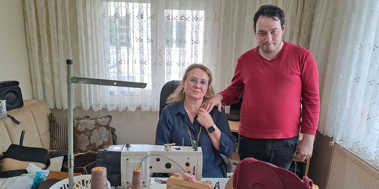 Sevgiyle ördü, umutla sattı: Özel çocuğu için evini atölyeye dönüştürdü