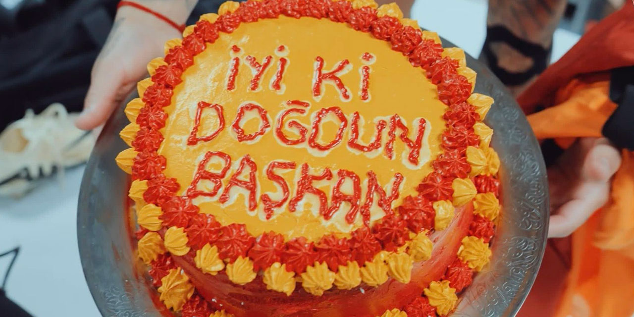 Galatasaray Ali Koç için pasta getirdi: Fotoğrafını çekip statta bıraktılar