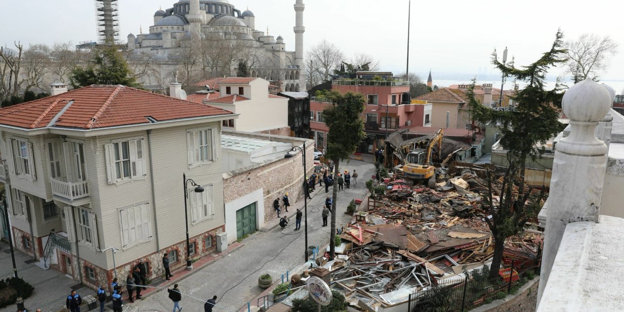 İBB, Sultanahmet'te ruhsatsız yapıyı yıktı