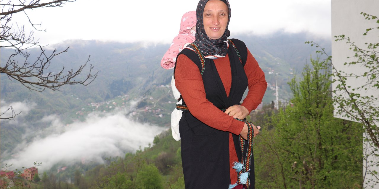 Sırtında taşıdığı 7 aylık bebeği ile Trabzonspor'un maçına gitti