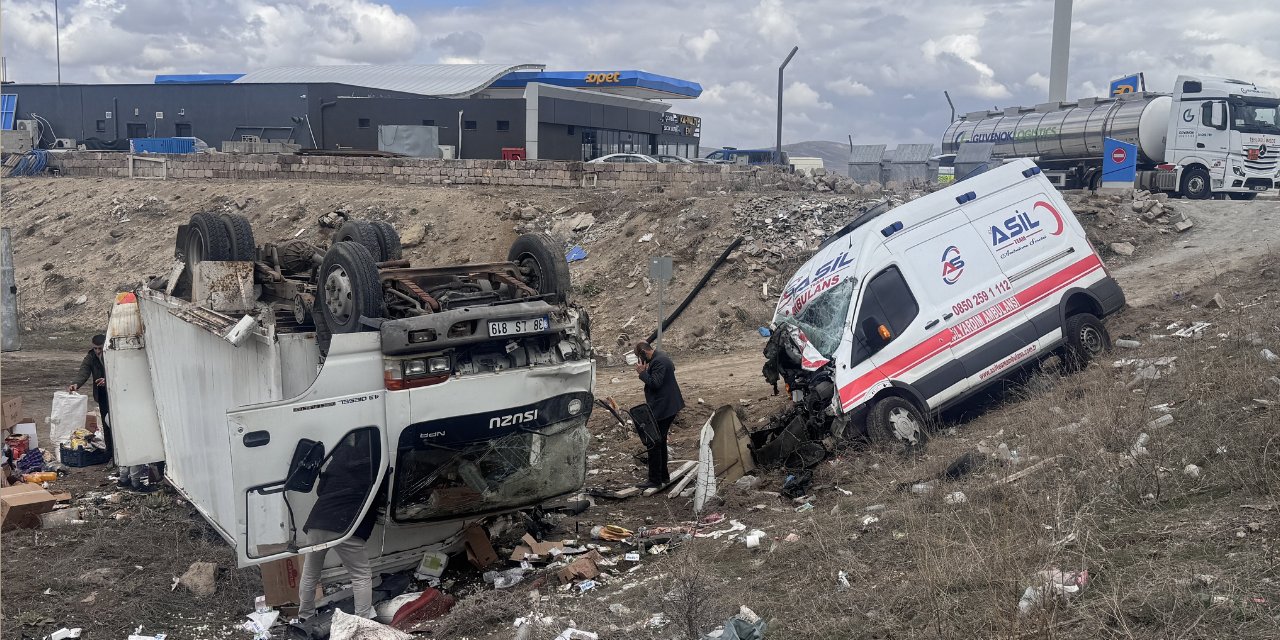 Hasta taşıyan ambulans kaza yaptı: 6 yaralı