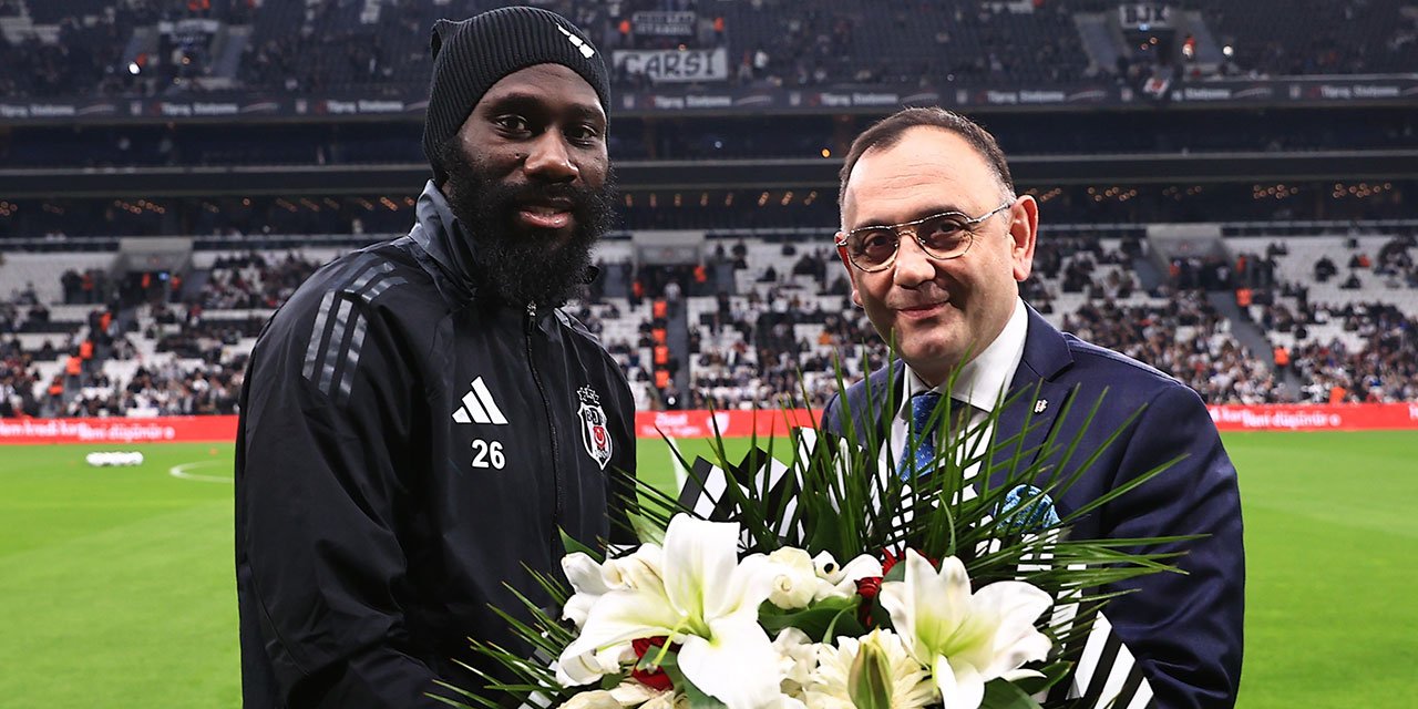 Masuaku'ya çiçek ve plaket verildi