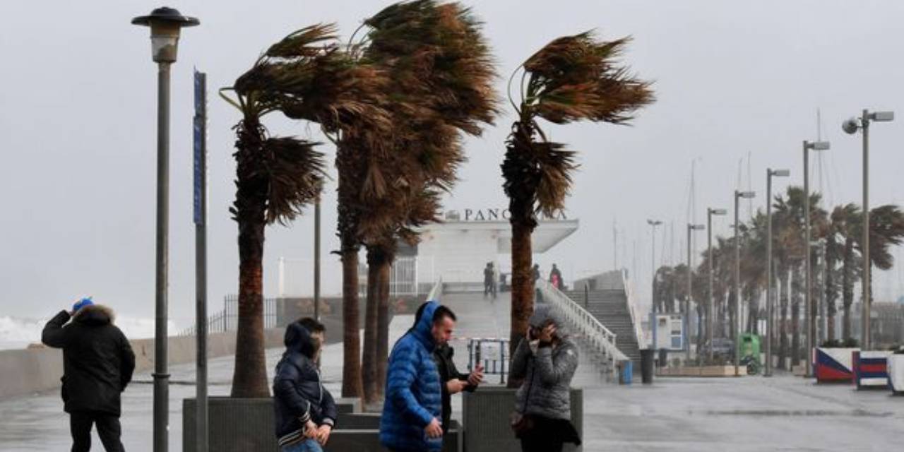 Fırtınada depo çöktü: 3 işçi hayatını kaybetti