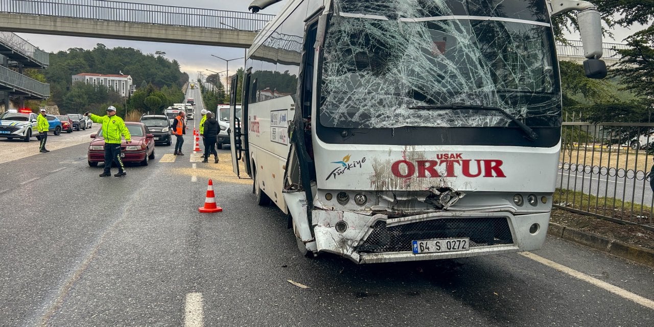 Midibüs otobüse çarptı: 20 kişi yaralı