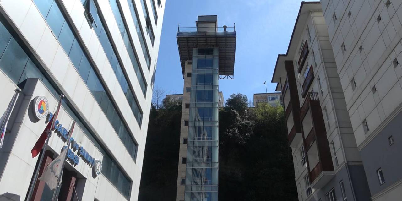 Evlerine 50 metre yüksekliğinde yapılan asansörle ulaşıyorlar