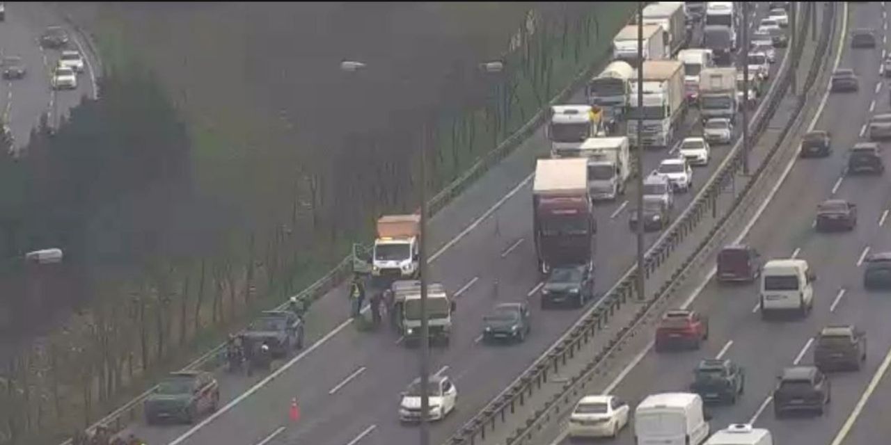 Küçükçekmece'de zincirleme trafik kazası: 4 polis memuru yaralandı