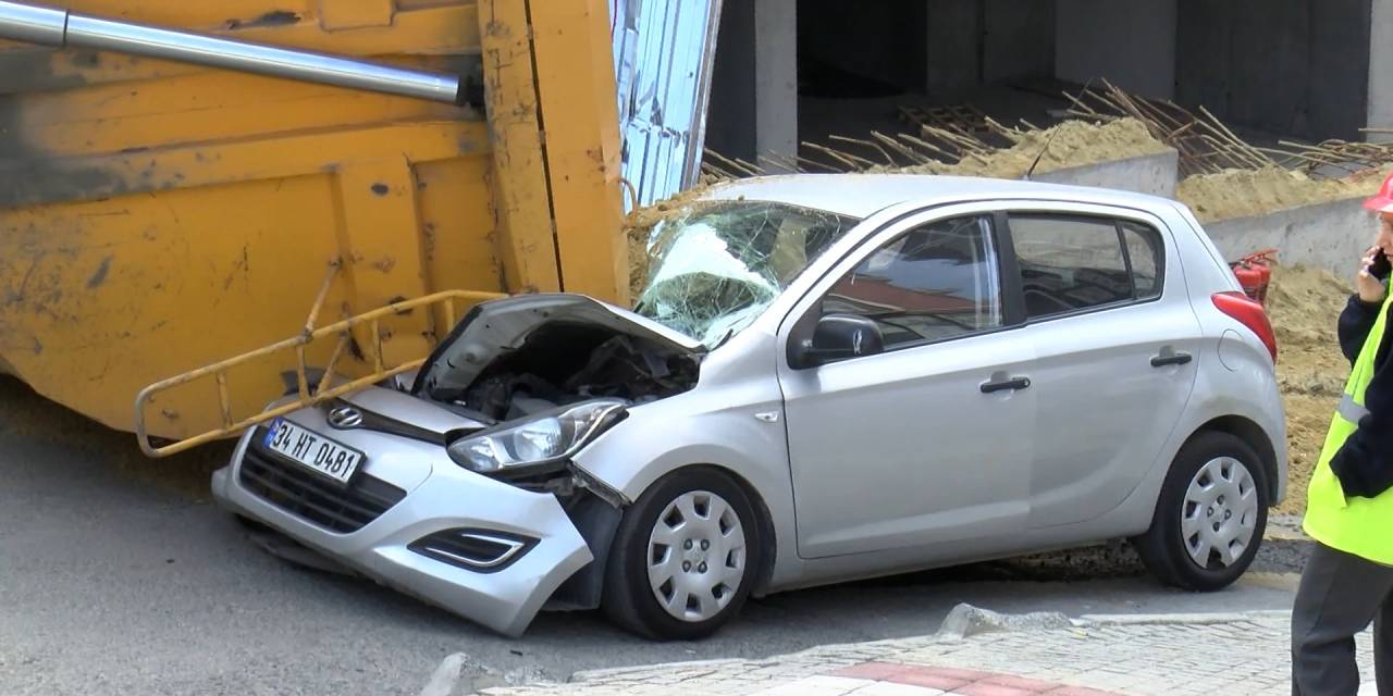 Hafriyat kamyonu otomobilin üzerine devrildi: 10 santim önce olsaymış...