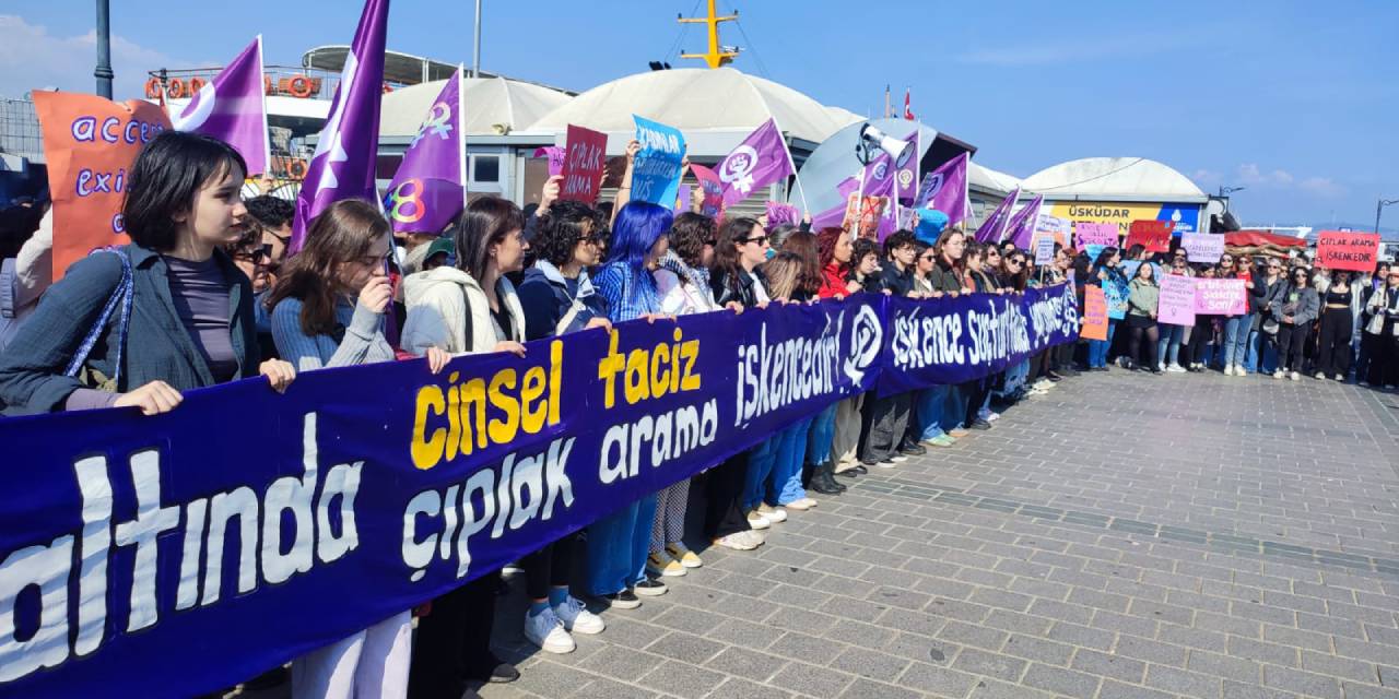 Kadınlar gözaltında taciz ve aramaya karşı toplandı