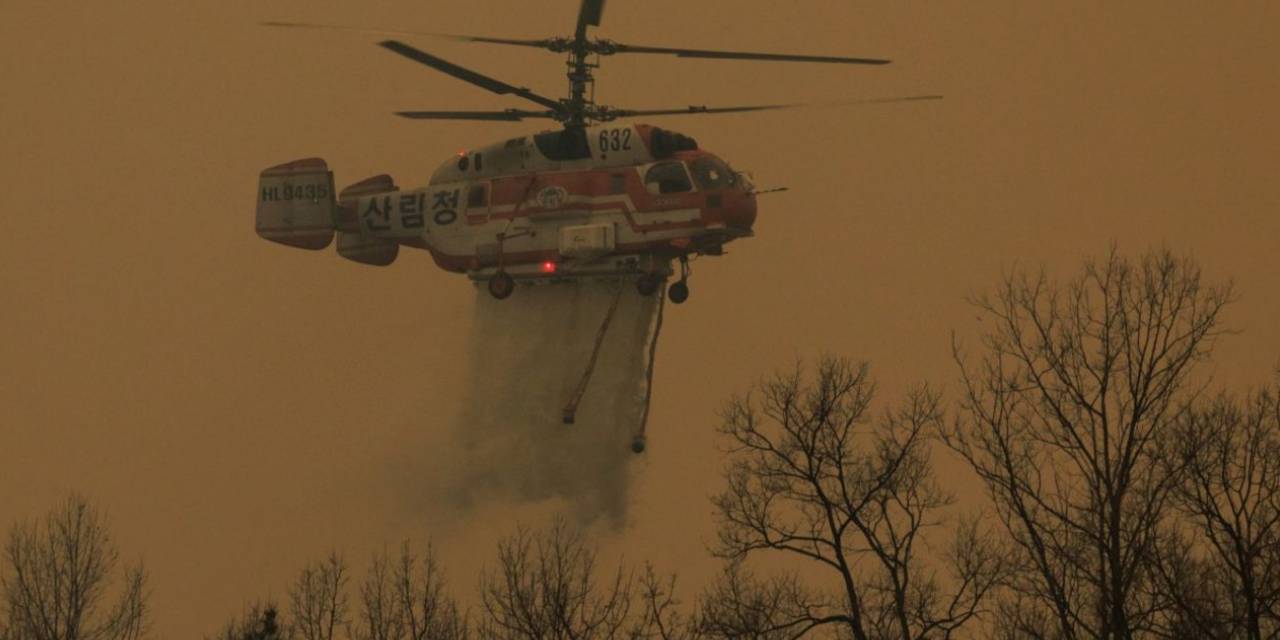Güney Kore’de yangına müdahale eden helikopter düştü!