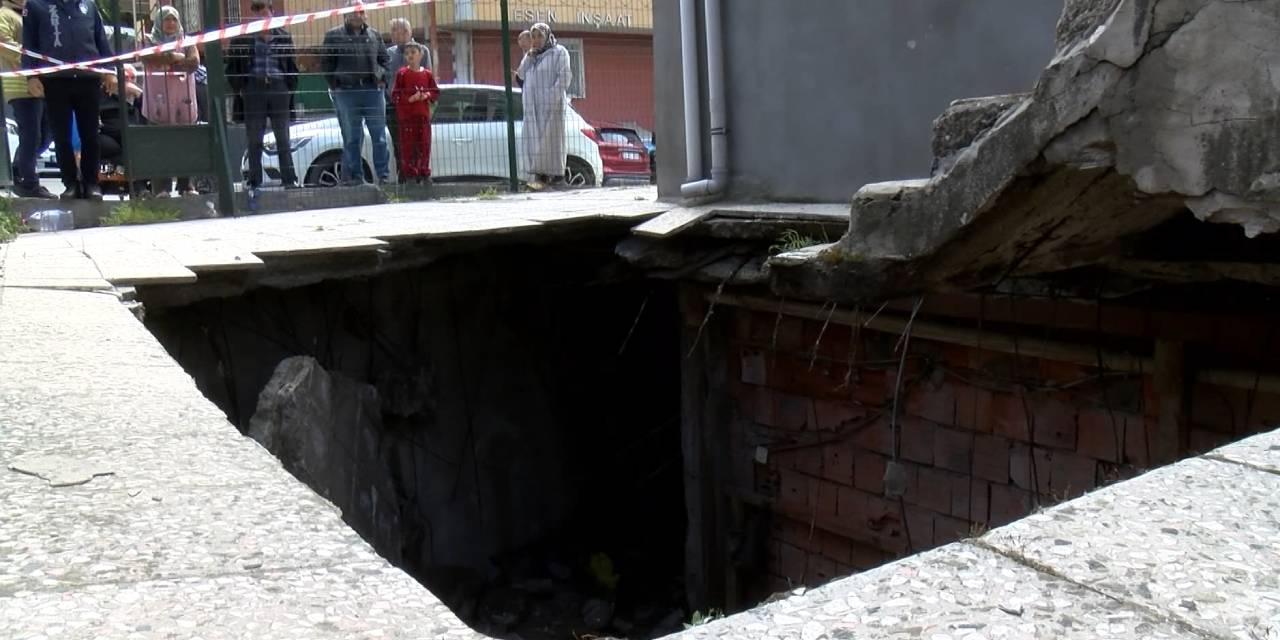 Pendik'te 4 katlı binanın bahçe zemini çöktü