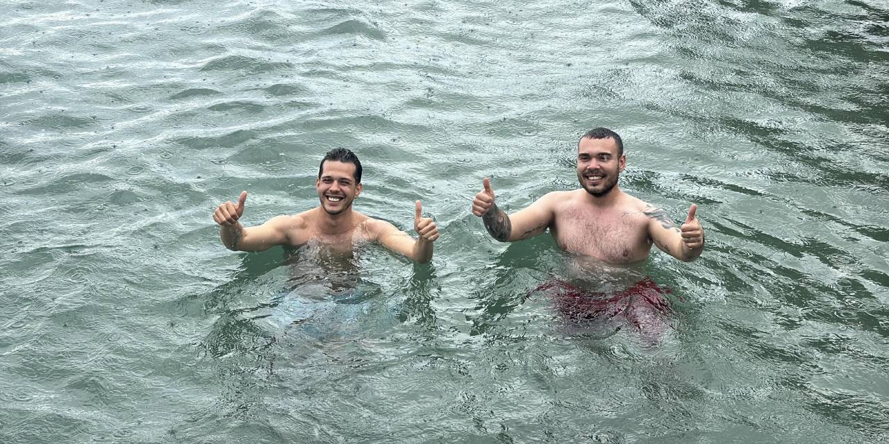 Sağanak yağmur altında denize girdiler