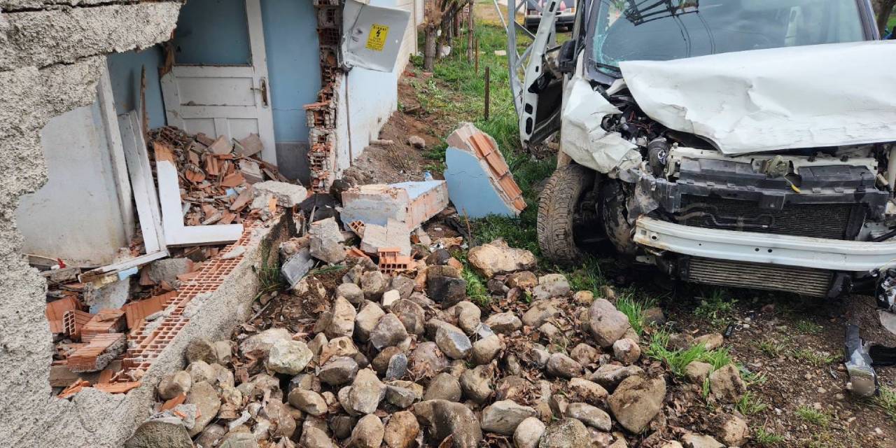 Amasya'da evin duvarına çarpan araçtaki 4 kişi yaralandı