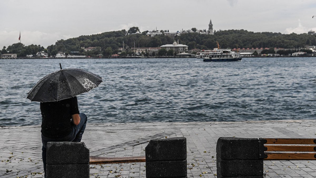 İstanbul'a beklenen yağış geldi, trafik felç oldu