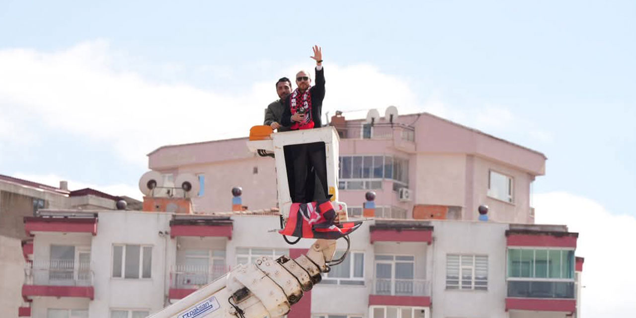 Kulüp başkanı TFF'ye kızıp vincin üstüne çıktı