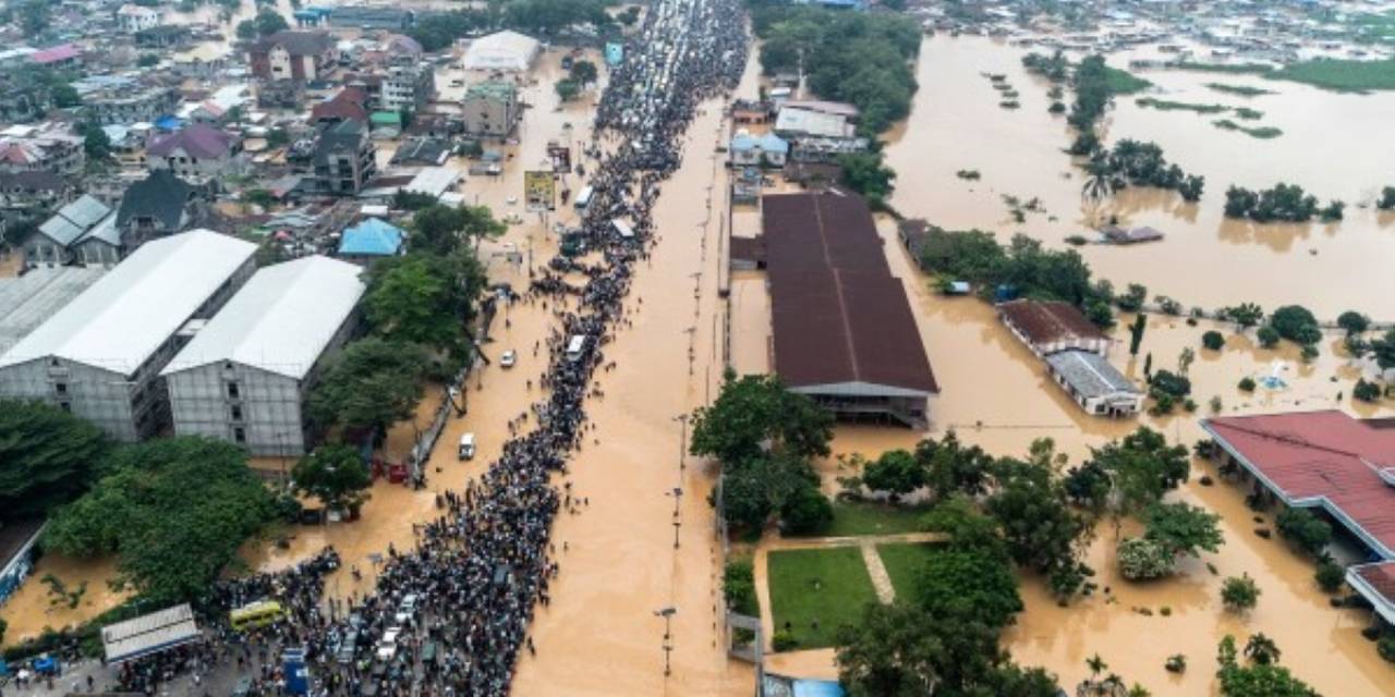 Şiddetli yağışlar sonucu onlarca kişi öldü