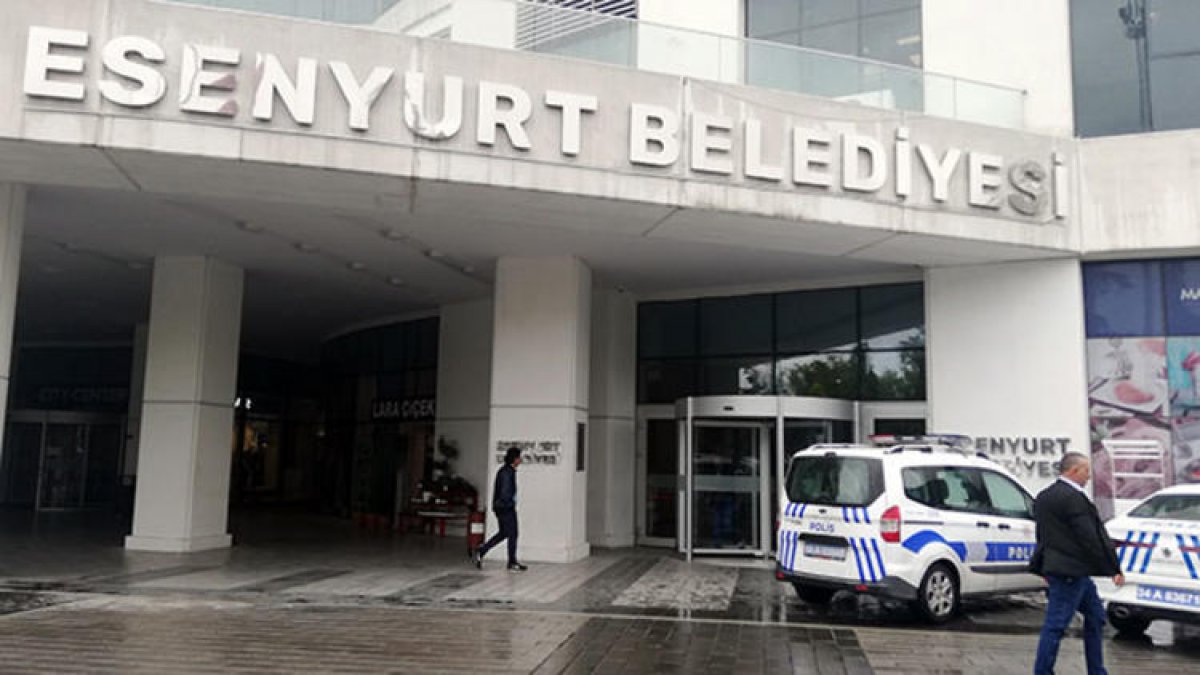İstanbul'da hareketli anlar... Belediyeye bıçakla girdi
