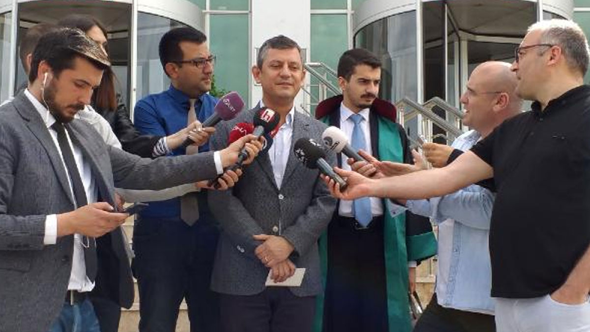 CHP'li Özel, Bakan Akar'a 'hakaret' davasında hakim karşısına çıktı