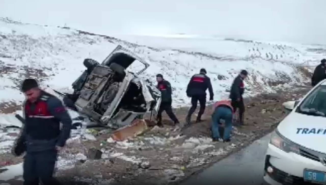 Sivas'ta hafif ticari araç devrildi: 3 yaralı