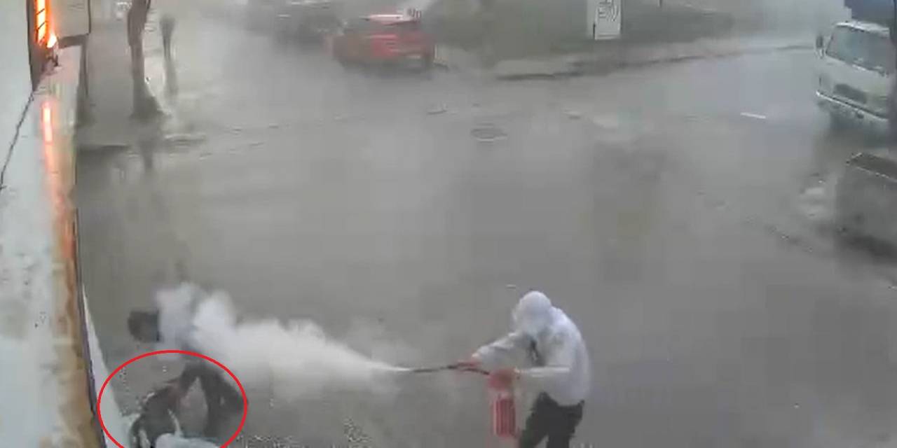 Camiden aldıkları yangın tüpüyle parkta tehlikeli oyun: Bir çocuk bayıldı