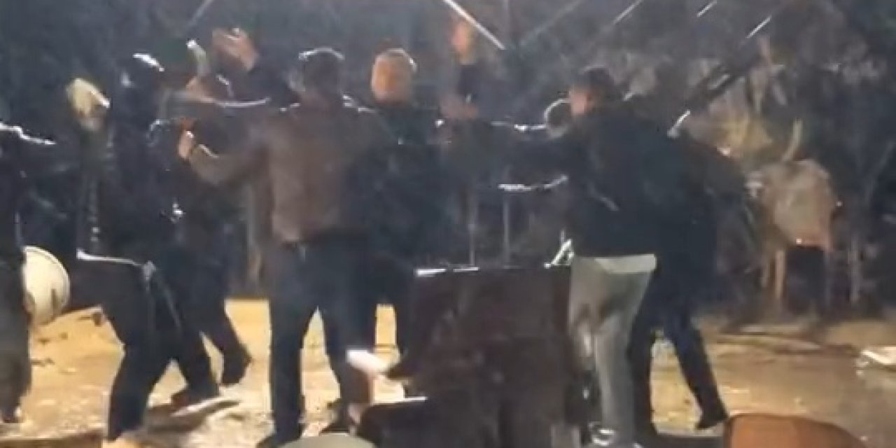 Yağmur oyunlarına engel olamadı