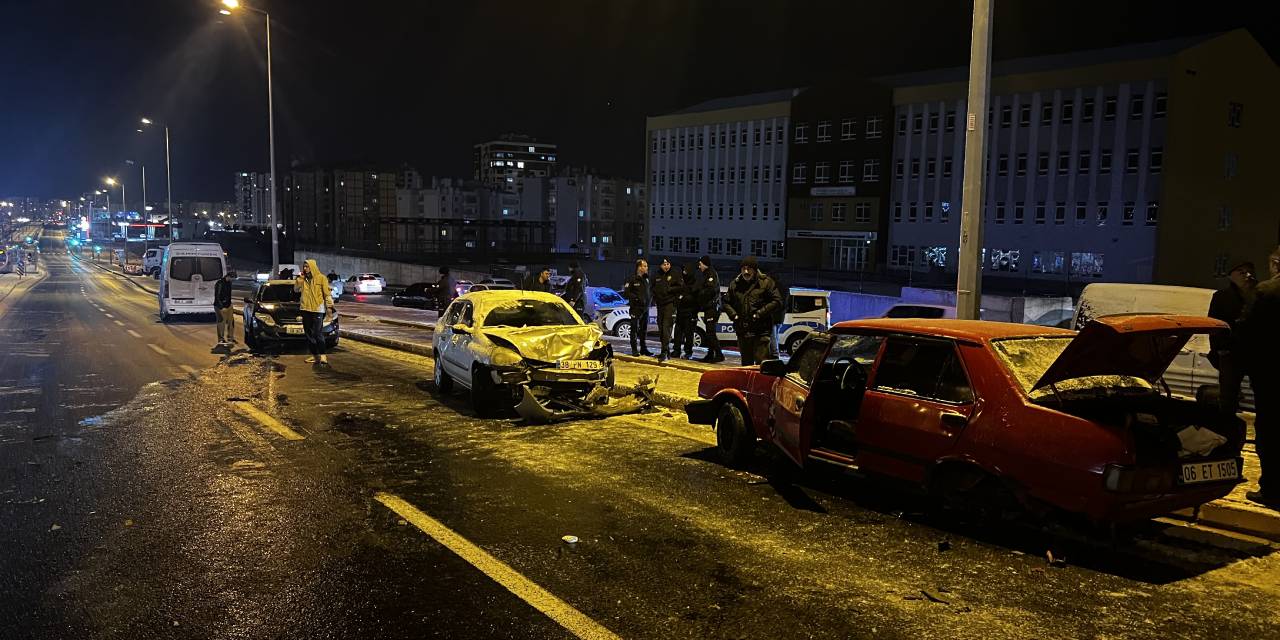 Buzlu yolda 11 aracın karıştığı zincirleme kaza