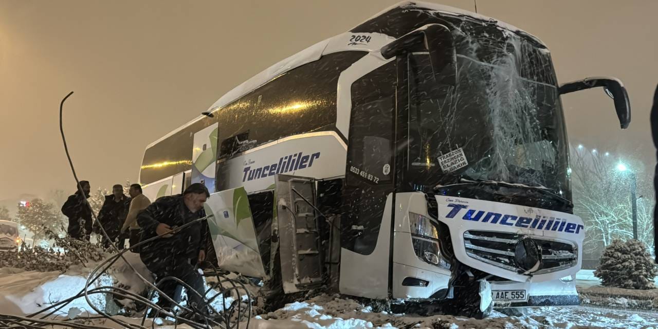 Erzincan'da yoldan çıkan otobüs aydınlatma direğine çarptı
