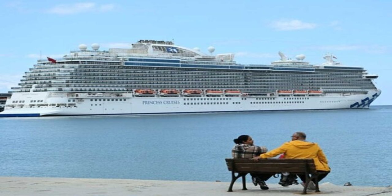 Kuşadası'na 3 kruvaziyerle 1657 turist geldi