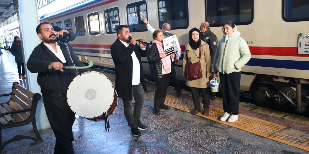 Diyarbakır Ekspresi yola çıktı, tren Malatya’da bayram havası estirdi