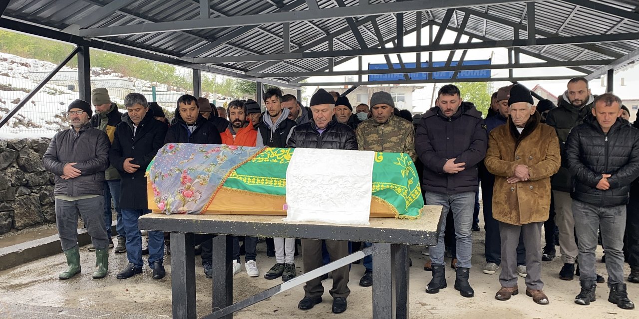 Sakarya'da evde çıkan yangında ölen 2 çocuğun cenazeleri Zonguldak'ta defnedildi