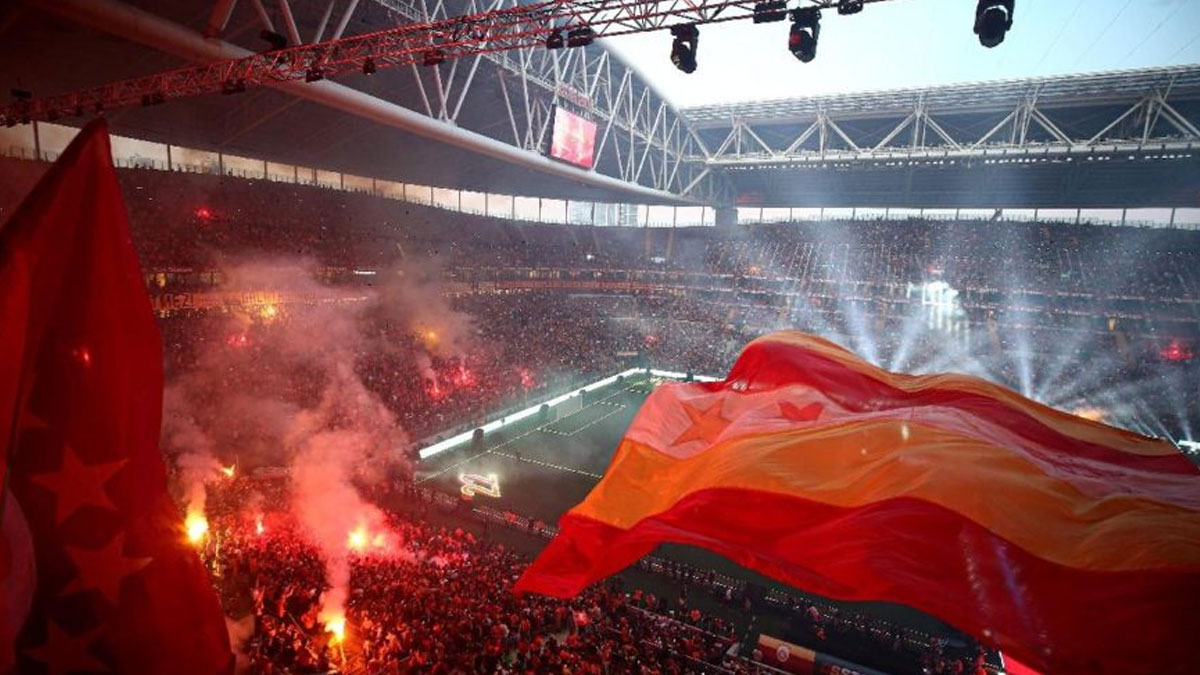 Galatasaray tribünlerinden TFF'ye tepki gelince A Spor yayını kesti