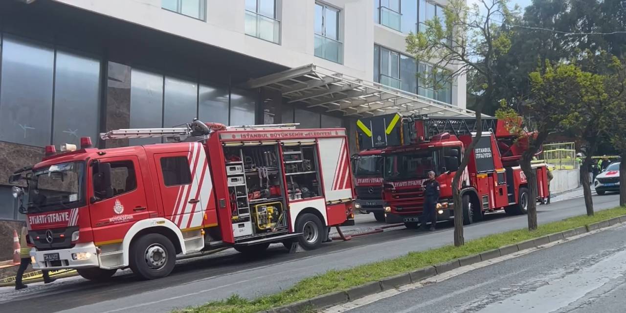 Beşiktaş'ta otel inşaatında yangın çıktı: İşçilerin kaldığı alana sıçradı
