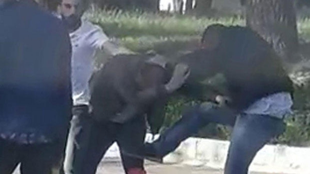 Üniversite kampüsünde "fotoğraf" dayağı