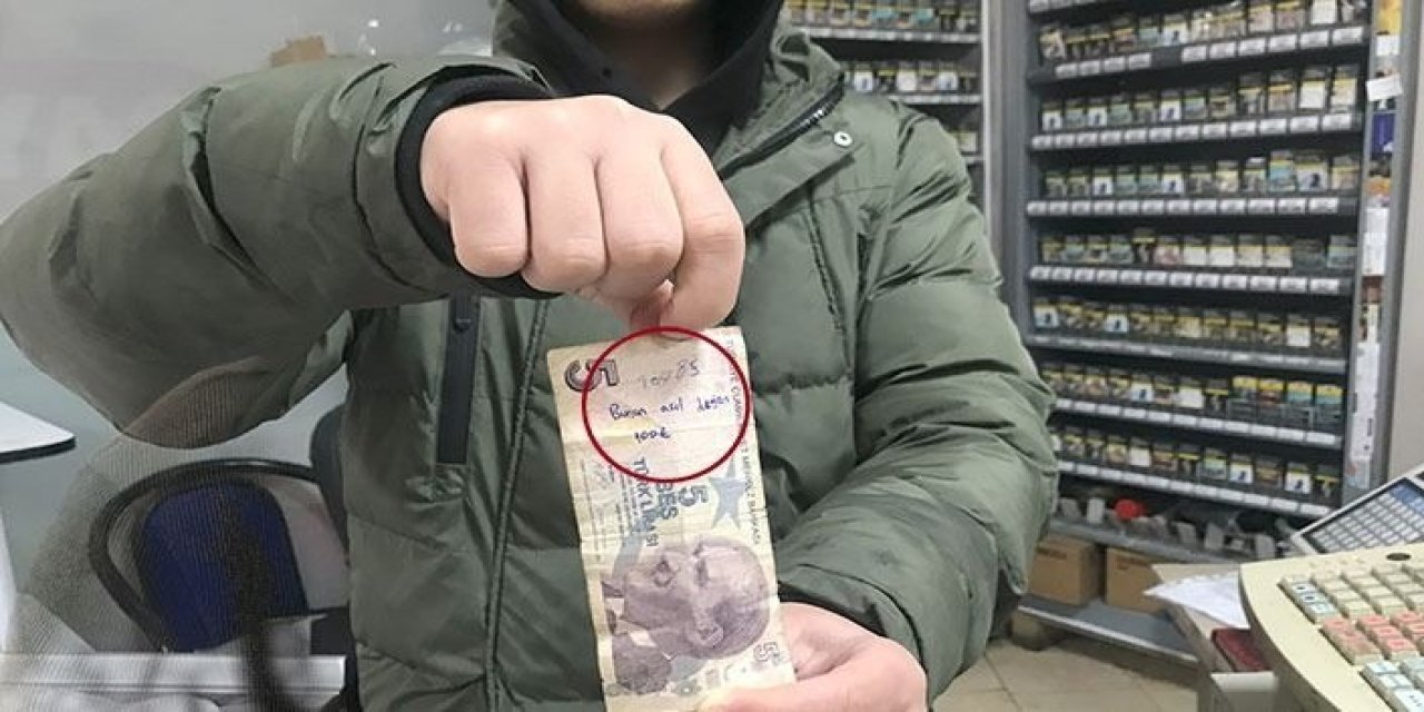 5 liranın üstünde yazanı görünce şaşkına döndü