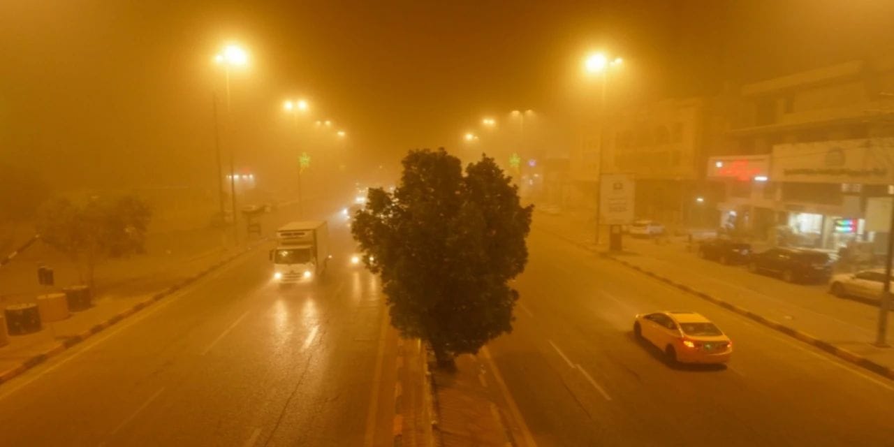 Kum fırtınası nedeniyle resmi daireler ve okullar tatil edildi